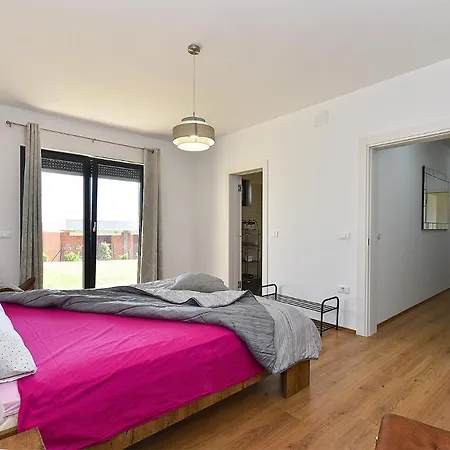 Tamara 2044 Villa Pula