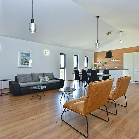 빌라 Tamara 2044 *