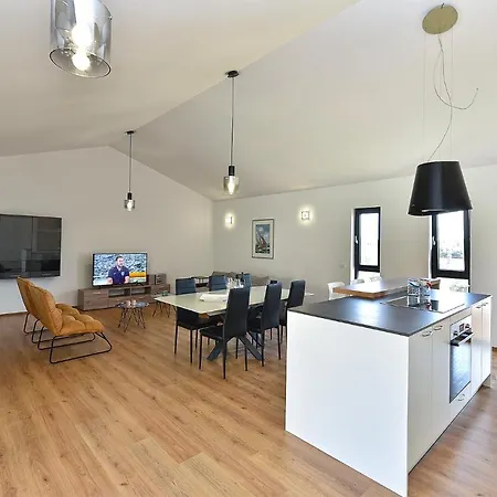 Tamara 2044 * Πούλα