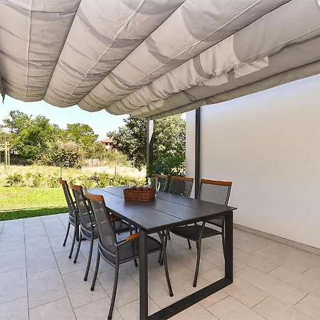 Tamara 2044 Βίλα Πούλα