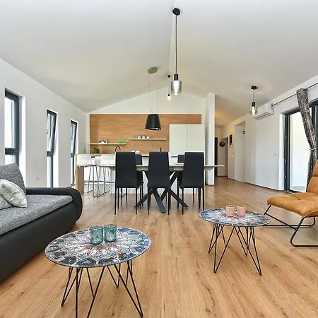 Tamara 2044 Βίλα