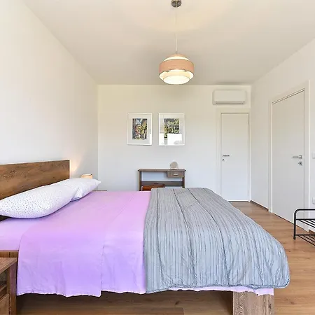 Tamara 2044 Βίλα Πούλα