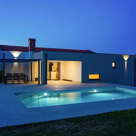 Tamara 2044 Βίλα Πούλα