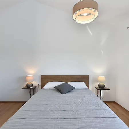 Tamara 2044 Willa Pula