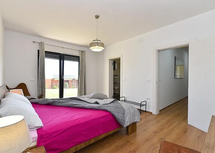 Tamara 2044 Willa Pula