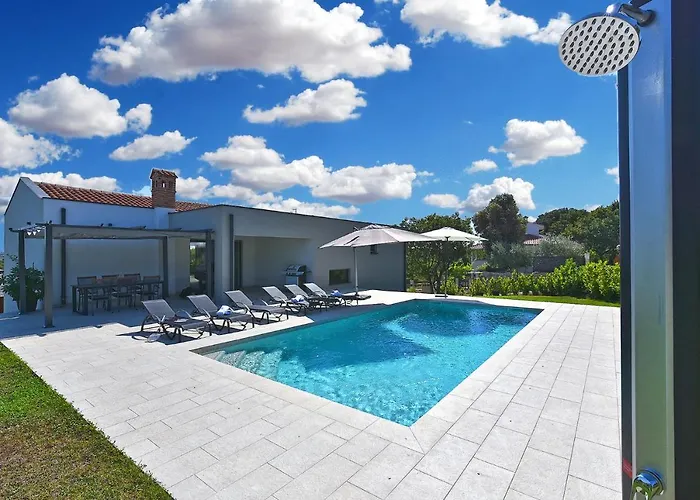 Tamara 2044 Willa Pula