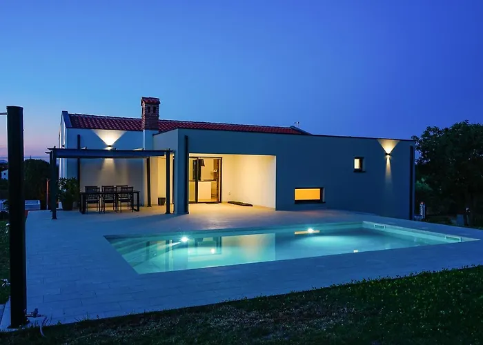 Tamara 2044 Willa Pula